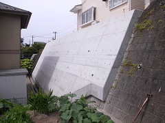 歩坂町作業所復宅北第二四号 造成宅地滑動崩落緊急対策 (歩坂町第一工区外二工区)工事
